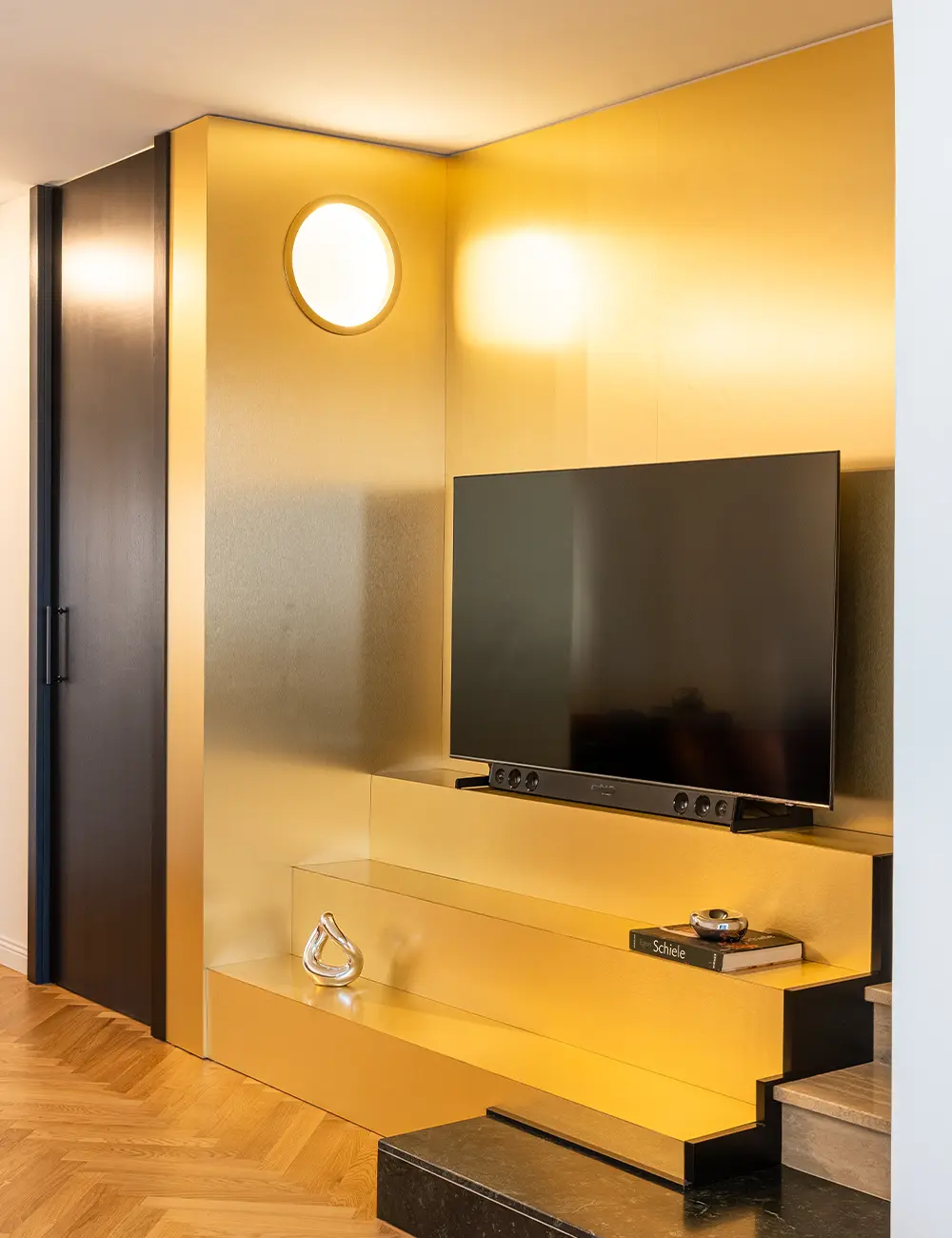 Apartament interiors with Abet Laminati Metalli 874, fin. Satinata wall cladding