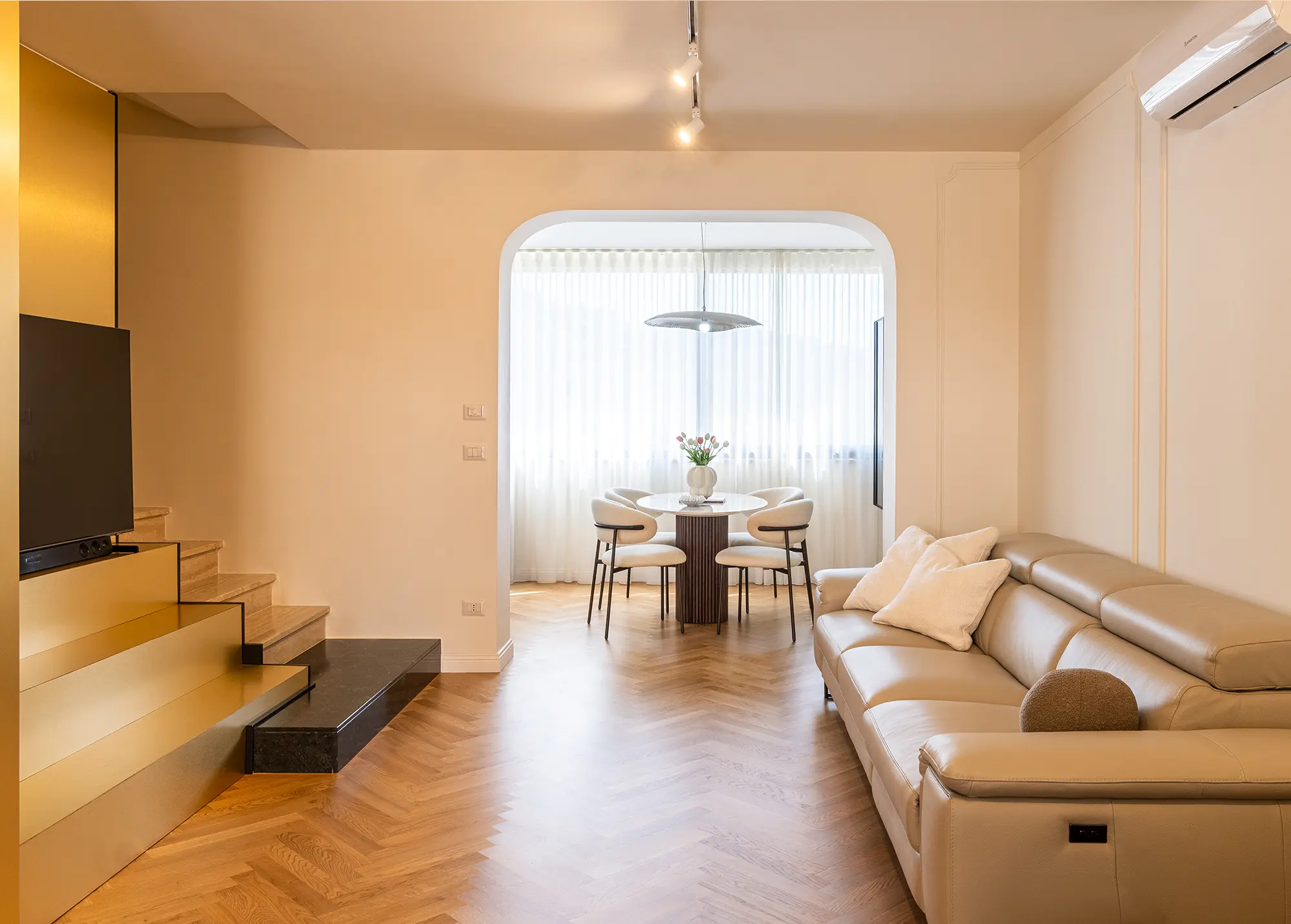 Apartament interiors with Abet Laminati Metalli 874, fin. Satinata wall cladding