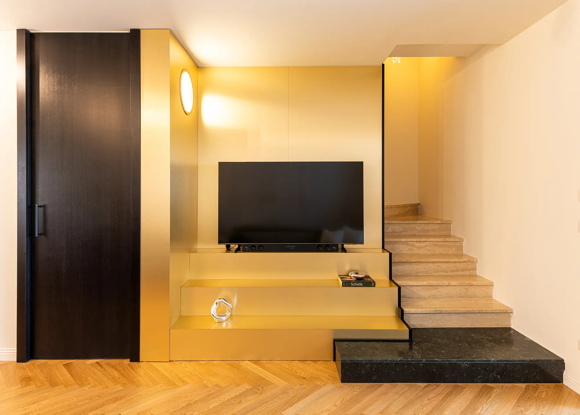 Apartament interiors with Abet Laminati Metalli 874, fin. Satinata wall cladding