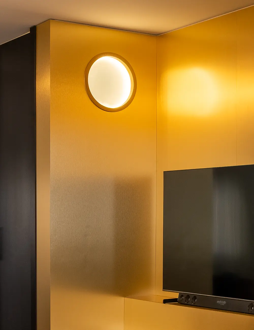 Apartament interiors with Abet Laminati Metalli 874, fin. Satinata wall cladding