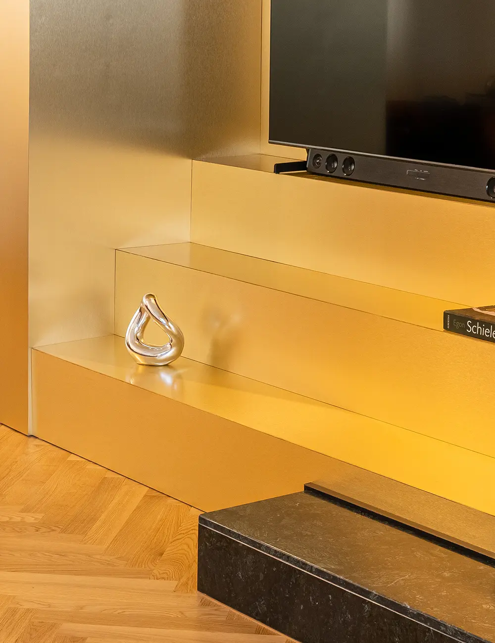 Apartament interiors with Abet Laminati Metalli 874, fin. Satinata wall cladding